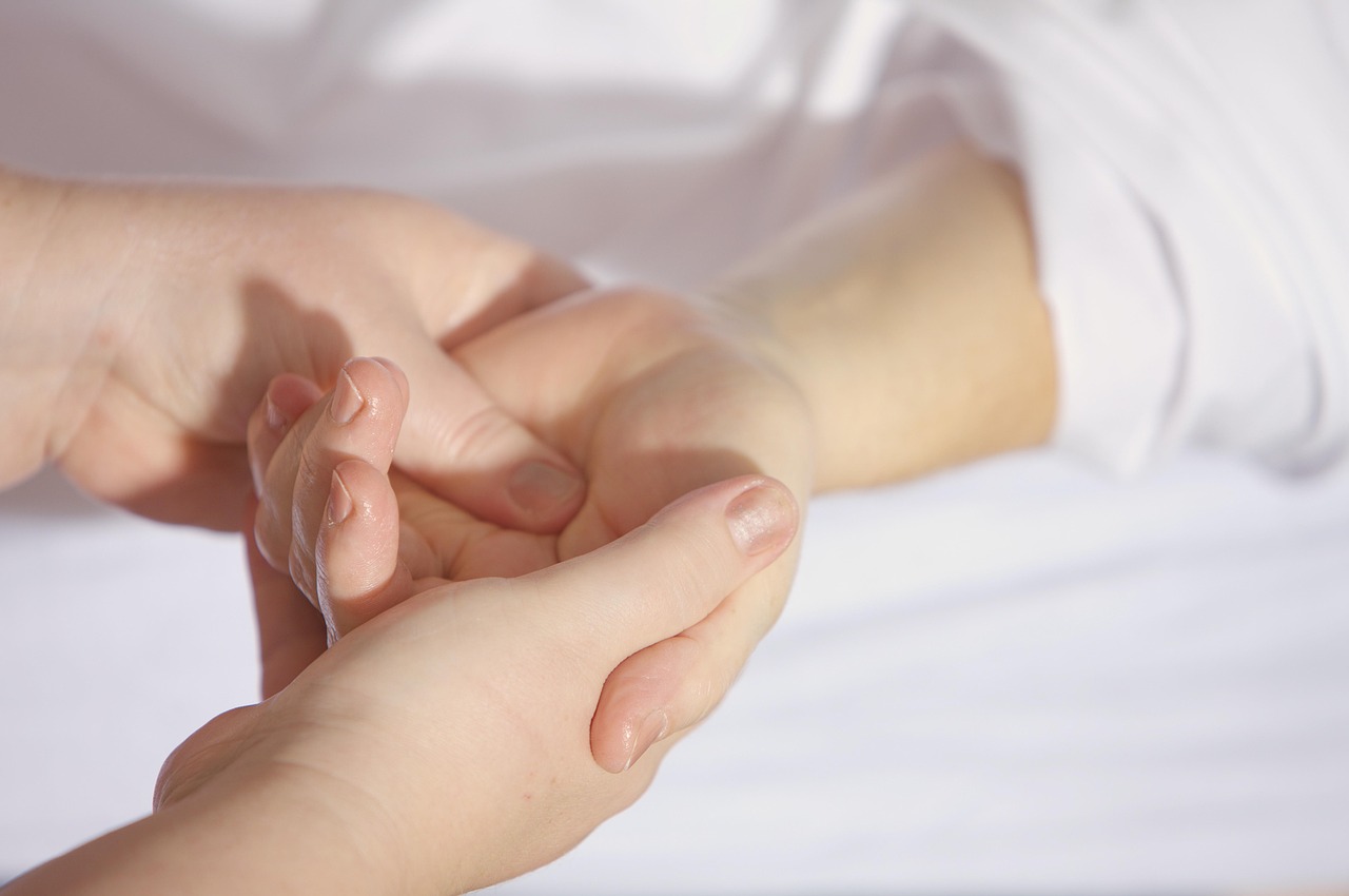 hands, massage, treatment, fingers, palm, hand massage, massaging, hand, wrist, masseuse, physiotherapy, therapy, relax, relaxation, recovery, wellness, health, skin, spa, massage therapy, hands, hand